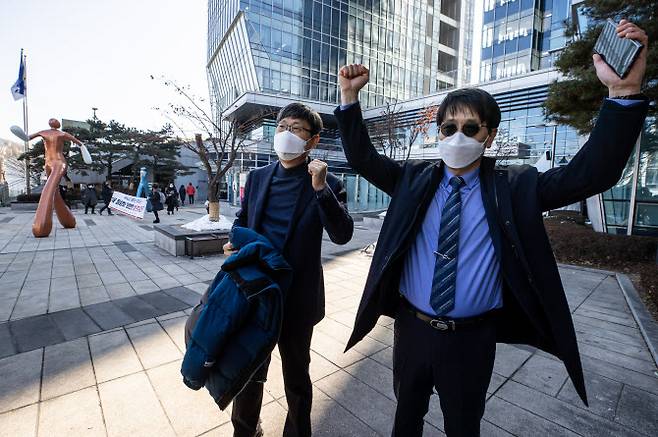 세화고 김재윤 교장(왼쪽)·배재고 고진영 교장이 18일 오후 서초구 서울행정법원에서 열린 자율형 사립고등학교 지정 취소처분 취소 청구 소송에서 승소 판결을 받은 후 기뻐하며 법원을 나서고 있다.(사진=연합뉴스)