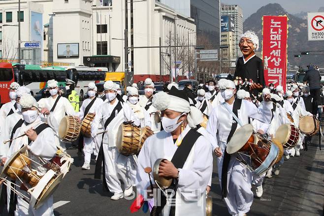 고(故)백기완 통일문제연구소장의 운구행렬이 19일 오전 서울 중구 서울시청을 지나고 있다.(사진=이영훈 기자)