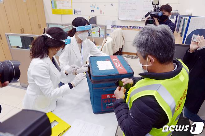 19일 오후 광주 북구보건소에서 직원들이 경기도 이천 물류센터에서 배송된 아스트라제네카 모형 백신을 검수하고 있다. 질병관리청은 오는 2월 말 시작할 백신 접종을 앞두고 현장 혼선을 줄이기 위해 이날 전국 25개 보건소에서 백신 수송 모의 훈련을 진행했다. 2021.2.19/뉴스1 © News1 허단비 기자