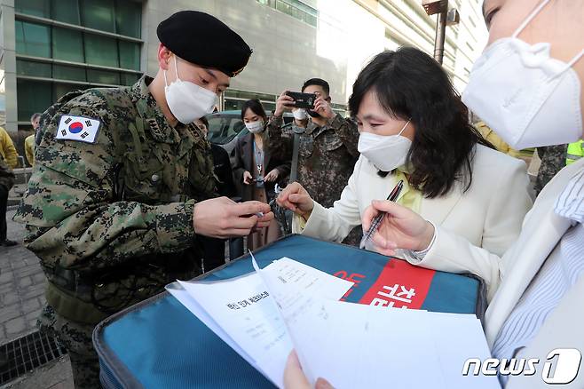 신종 코로나바이러스 감염증(코로나19) 백신 유통 제2차 범정부 통합 모의훈련이 실시된 19일 오후 서울 관악구보건소에서 관계자들이 아스트라제네카 백신을 확인하고 있다. 2021.2.19/뉴스1 © News1 이동해 기자
