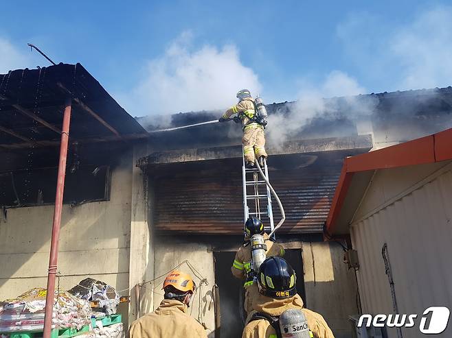 19일 오전 10시34분께 전북 정읍시 용계동의 한 비료보관창고에서 불이 났다.(전북소방본부 제공)2021.2.19/© 뉴스1