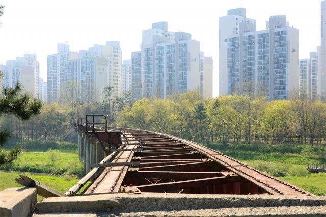 여러 소설에 자주 등장하는 수인선 협궤열차의 선로. 양진채 작가 제공