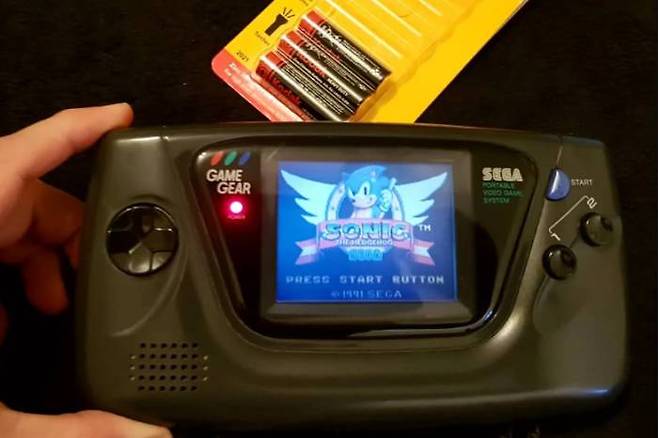 (배터리 6개를 넣고 3시간 밖에 가지 않는 먹보.. 배터리 먹는 하마가 바로 이 게임기어였다)