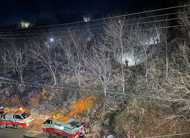 19일 강원 양양군 양양읍 사천리의 야산에서 화재가 발생해 소방대원들이 진화작업을 펼치고 있다. 양양/연합뉴스