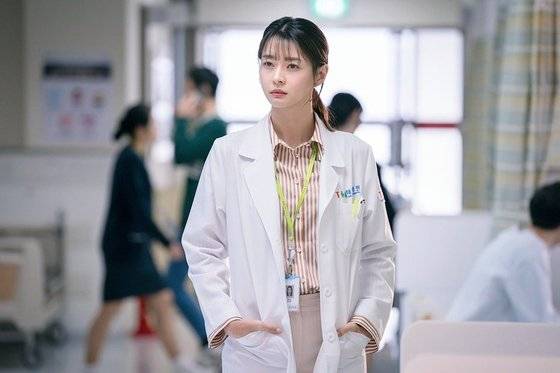 드라마 ‘닥터 프리즈너’에서 정신과 의사 한소금 역을 맡은 권나라. [사진 KBS]