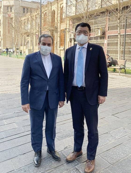 최종건 외교부 1차관이 세예드 압바스 아락치 이란 외무차관과 면담 후 기념촬영을 하고 있다. [외교부 제공]