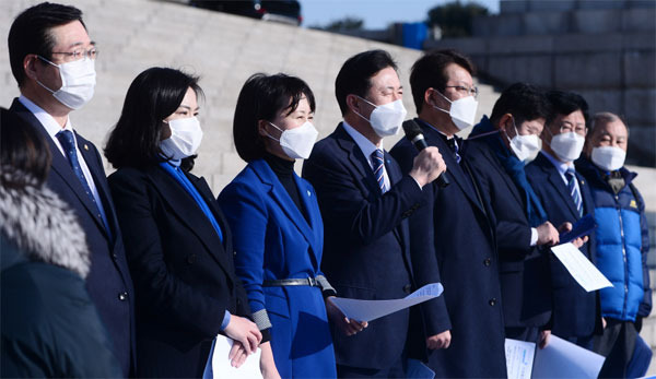 19일 서울 여의도 국회에서 열린 가덕도 신공항 특별법 통과를 위한 더불어민주당 부산시장 예비후보 기자회견에서 김영춘 예비후보(왼쪽 넷째)가 발언을 하고 있다. [이승환 기자]