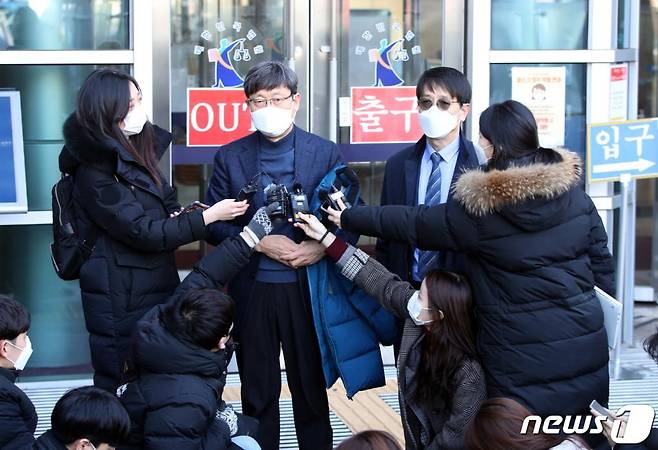 김재윤 세화고등학교 교장(왼쪽)과 고진영 배재고등학교 교장이 18일 오후 서울 서초구 양재동 서울행정법원에서 자율형사립고(자사고) 지정을 취소한 서울시교육청의 처분이 위법하다는 판결을 받고 법원을 나와 취재진과 인터뷰를 하고 있다.   서울행정법원 행정14부(부장판사 이상훈)는 이날 서울 배재고와 세화고가 서울시교육청의 자사고 지정취소처분을 취소해달라는 소송에서 원고승소 판결을 내렸다./사진=뉴스1