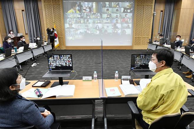 수원시 좋은시정위원회가 18일 대면·비대면 방식을 병행해 보고회를 열고 있다. / 사진제공=수원시