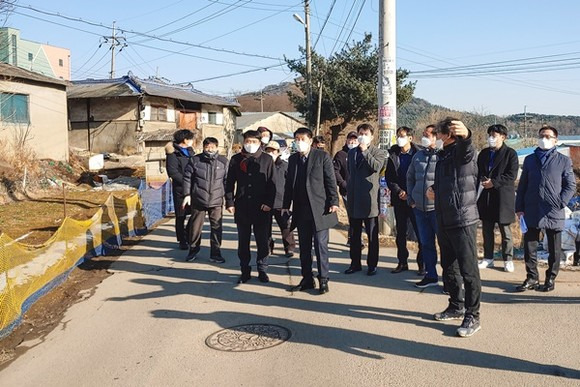 화성시의회 도시건설위원회(위원장 배정수)는 제200회 임시회 첫날인 지난 18일 오후, 아주레미콘 공장 이전과 관련한 민원을 점검하기 위해 정남면 괘랑리 일원을 현장방문했다고 19일 밝혔다. / 사진제공=화성시의회