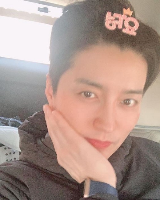Actor So Yi-hyun reveals Husband In Gyo-jins anti-war charmSo Yi-hyun wrote on Instagram on the 19th, Yo...Yoo-jung  and posted a picture.In the open photo, In Gyo-jin is staring at the camera with his hair pin fixed with the letter Fairy.In particular, he took a so-called calyx pose with one hand covering his chin and attracted attention.The netizens responded Good, Pretty Husband, Pretty.Meanwhile, So Yi-hyun and In Gyo-jin have two girls in 2014 marriage.
