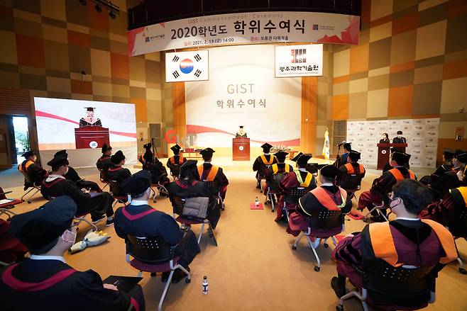 19일 열린 광주과학기술원 2020년도 학위수여식에서 김기선 총장이 기념사를 하고 있다.[지스트 제공]