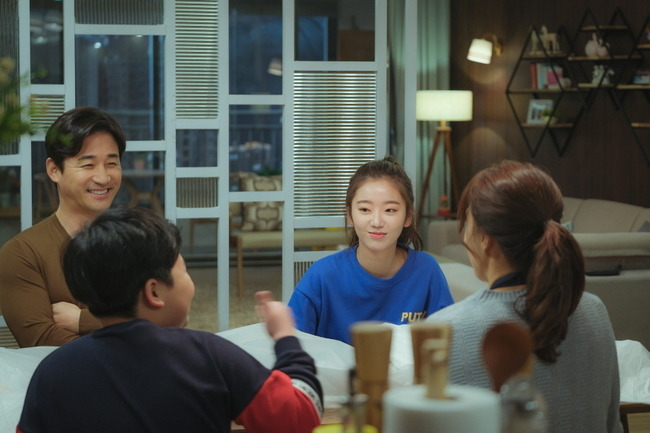 TV CHOSUN Weekend mini series The Marriage Writing Divorce released the B-cut vowel ZIP, which shows the actors scene, raising expectations for the upcoming second act.TV CHOSUN Weekend mini-series The Marriage Writing Divorce Composed (Phoebe, Lim Sung-han)/Director Yoo Jung-joon, Lee Seung-hoon/Produced (Jidam Media), Green Snake Media/hereinafter, The Joining Song) is about the unhappiness that has been encountered by three charming heroines in their 30s, 40s and 50s It is a story, a drama about the dissonance of couples looking for true love.The shadow of the blue cast on the Wannabe 30s, 40s and 50s is getting thicker, causing the audience to respond hotly.In the last 8 episodes, TV CHOSUN Drama is the first to set a jackpot record exceeding 10% and continues to win.In this regard, Gong Hoon - Lee Tae-gon - Park Joo-Mi - Lee Ga-ryung - Jeon Soo-kyung - Jeon No-Min are showing behind cut that can not be seen in the tense drama.Sung Hoon and Lee Ga-ryung, who played the role of Judge and Deputy Judge of the Dink couple in the third year of marriage, are giving off affection in the field unlike the cold drama due to the pregnancy of an adulterous woman.Especially, it is a realistic newlywed couple Kimi with a mask pack and a script together.In addition, Sung Hoon showed the aspect of Sweet Room by taking a picture of Dongmi and a certified shot of a dog that Kim Eung-soo cherishes, and plays a hugely brilliant female vice-president, but Lee Ga-ryung, who is actually a sunny personality, and delivered bright energy.Lee Tae-gon and Park Joo-Mi, who are in their 40s and married couples Shin Yu-shin and Safi Young, are both in the camera and outside.Lee Tae-gon, who has a quiet humor and a fantastic breath of Park Joo-Mi, who is well received, is shining in the field.Lee Tae-gon, who recently showed a suspicious feeling with his stepmother Kim Dong-mi (Kim Bo-yeon) and his lovers behavior, is playing a role as an atmosphere maker by practicing and hugging Kim Bo-yeon in front of Park Joo-Mi and boasting a pair of school uniforms like a boy.Park Joo-Mi is showing professionality in front of Lee Tae-gon, softly, in the scene with the conflicting mother, consulting with the director and using various scenes.Jeon Soo-kyung and Jeon No-Min, who are in their 50s and married couples, express the process of becoming a family with the sudden confession of affair and demand of Park Hae-ryun, the model head and father.Moreover, the solo scenes of Park Hae-ryun (Jeon No-Min) and Jeon Hye-won, who bought public sympathy for the people, made the scene breathless due to two actors who were immersed in acting at the time of shooting. Also, Jeon Soo-kyung delicately depicts Lee Si-eun, who was laughing hard despite his misfortune, I got it.However, the families of the 50s, including Jeon Soo-kyung, Jeon No-Min, Jeon Hye-won, and Lim Han-bin, took off their tears in the seventh and eighth times and showed delight with the Kembolic Family Photo, which is wearing pajamas and jumping high.In addition, Jeon Soo-kyung and Jeon No-Min showed off their break time heart-to-shoot, which made them cheerful.In addition, the aerodynamic mid-sized actors also attracted a different reversal than on the screen.Kim Eung-soo, who is deeply immersed in the script, and Lee Hyo-chun, who is concentrating on the directors words, have been spewing veteran swag.Kim Dong-mi, Kim Bo-yeon and So-jeong, Lee Jong-nam, who come out as a rival in the drama, are making intimacy with their youthful smiles.