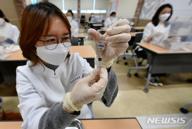 [대구=뉴시스] 이무열 기자 = 18일 오후 대구 동구 대구·경북간호사회 강당에서 거점전담병원, 감염병 전담병원, 중증환자치료병상, 생활치료센터에 근무하는 간호사들이 신종 코로나바이러스 감염증(코로나19) 백신 접종 실습을 하고 있다. 2021.02.18. lmy@newsis.com