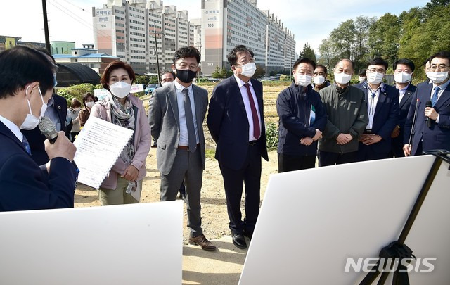 [제천=뉴시스]이병찬 기자 = 충북도의회 행정문화위원회가 15일 자치연수원 이전을 추진할 제천시 신백동 부지를 방문해 제천시 관계자의 브리핑을 받고 있다.(사진=제천시 제공) 2020.10.15.photo@newsis.com