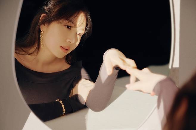 18일 새 미니앨범 '우리의 방식'으로 1년 5개월여 만에 실물 앨범을 낸 싱어송라이터 권진아. 안테나 제공