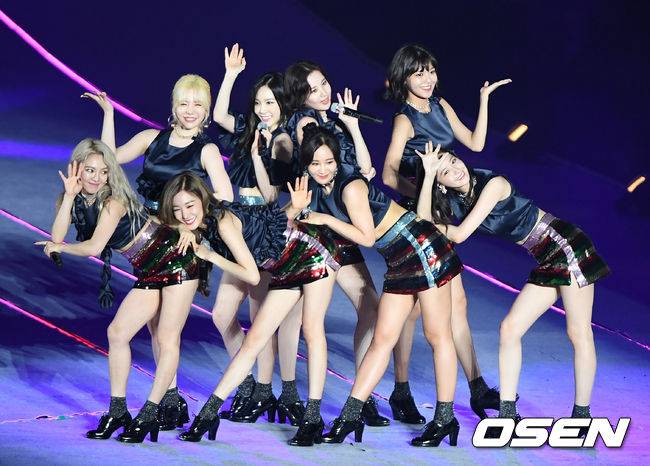 [OSEN=서울월드컵경기장, 지형준 기자] 8일 오후 상암서울월드컵경기장에서 열린 SMTOWN LIVE 월드투어(SMTOWN LIVE WORLD TOUR VI in SEOUL)에서 소녀시대가 공연을 선보이고 있다. /jpnews@osen.co.kr