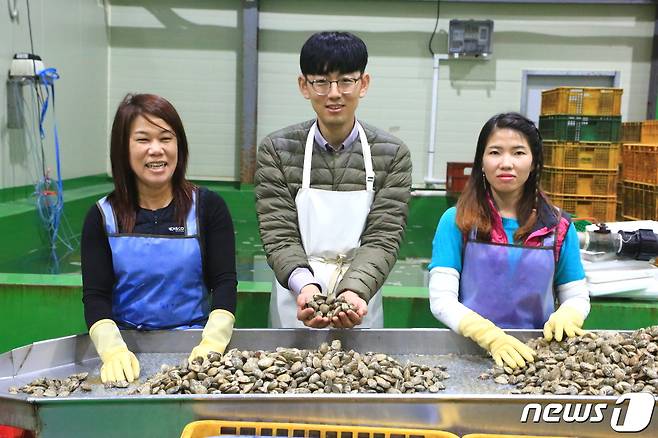 대한민국을 들썩이게 하며 국내 귀농·귀촌·귀어의 고정관념을 바꾼 '고창에서 바지락 캐는 총각' 한승우 대표(40)와 이은화 부대표(왼쪽). © 뉴스1