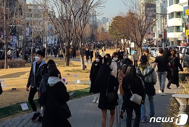 20일 오후 서울 마포구 연남동 거리에서 시민들이 길을 걷고 있다.© 뉴스1