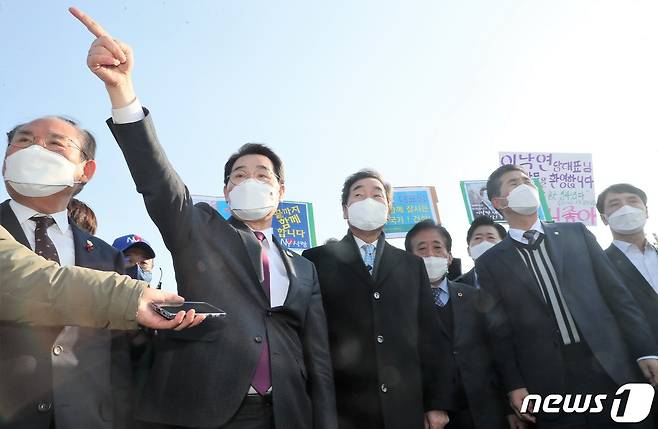 더불어민주당 이낙연 대표가 20일 지역 현안사업을 청취하기 위해 전북 부안군을 방문했다.  권익현 군수(왼쪽)가 이낙연 대표(가운데)에게 해창석산 부지에 대해 설명하고 있다. © 뉴스1