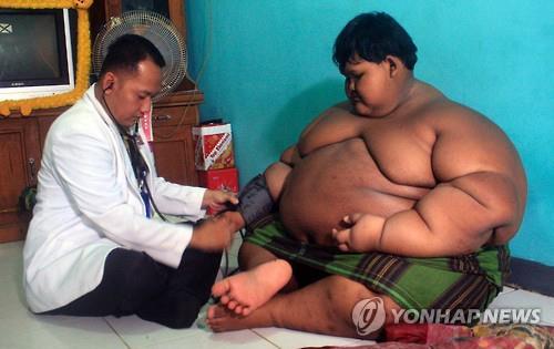 2016년 10살 나이에 체중이 192㎏까지 불어난 아르야 퍼르마나(10)를 검진하고 있는 의사.
