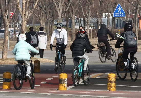 추위가 한풀 꺾이고 포근한 날씨를 보인 19일 오후 서울 반포한강공원에서 시민들이 자전거를 타고 있다. <사진=연합뉴스>