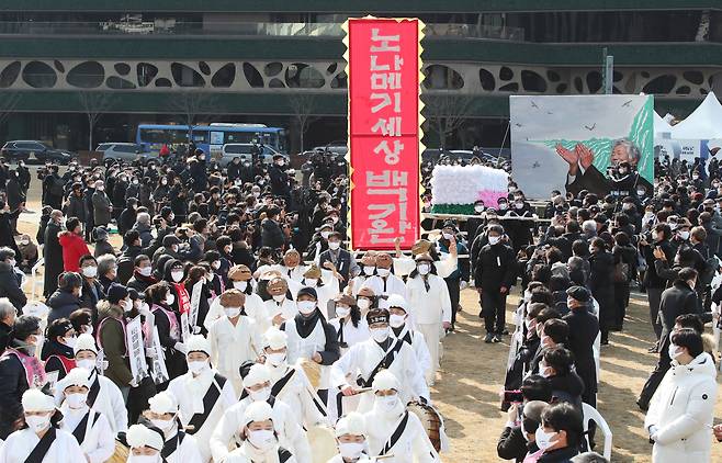 고(故)백기완 통일문제연구소장의 영결식이 19일 오전 서울 중구 서울광장에서 열리고 있다. / 장련성 기자