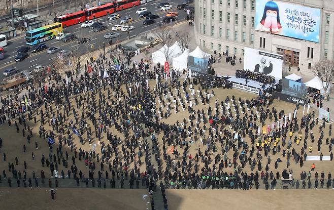 19일 오전 서울 중구 서울광장에서 백기완 통일문제연구소장 영결식이 열리고 있다. ‘백기완 선생 사회장 장례위원회’는 서울대병원에서 발인을 마친 후 대학로, 종로를 거쳐 서울광장까지 이동하며 노제를 진행했다. 500여 명이 운구 행렬을 이뤘고, 서울광장에는 1000여 명이 모였다. 수도권 방역 지침에 따르면 장례식에는 99명까지 참석이 가능하지만, 이날 서울시는 해산이나 거리 두기 지침 준수를 요구하지 않았다. /장련성 기자