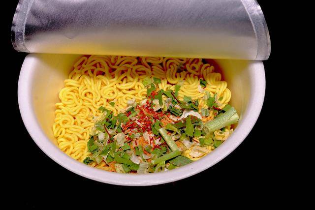 끓는 물을 붓는 것만으로 빨리 익을 수 있도록 용기면의 면발에는 전분이 많이 함유돼 있다. 게티이미지뱅크