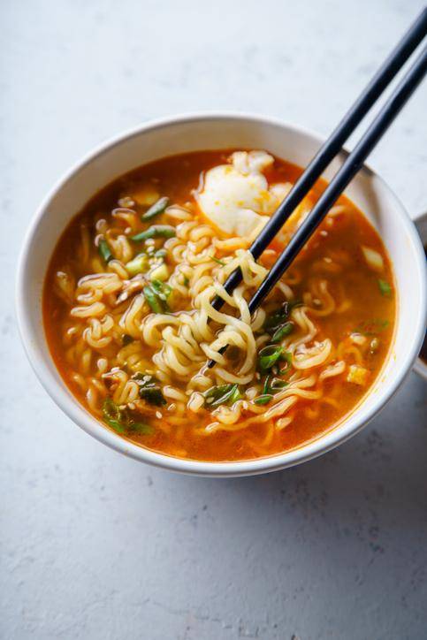 라면 봉지 뒷면의 레시피는 모든 라면 조리의 기본이다. 게티이미지뱅크