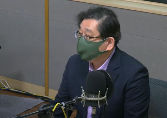 호사카 유지 세종대 교수가 18일 TBS 김어준의 뉴스공장에 출연해 발언하고 있다. TBS 유튜브 캡처