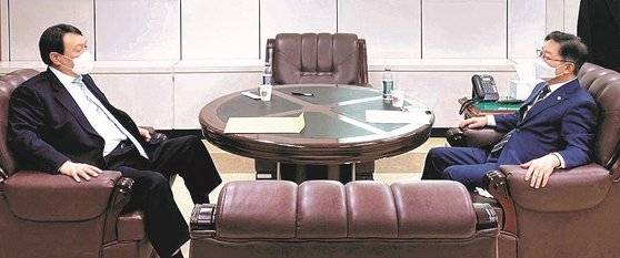 박범계 법무부 장관과 윤석열 검찰총장이 지난 5일 서울고검 청사에서 만나 검찰 인사에 대한 이야기를 주고받고 있다. 윤 총장의 요구가 받아들여지지는 않아 형식적 만남이라는 비판이 제기되고 있다. [사진 법무부]