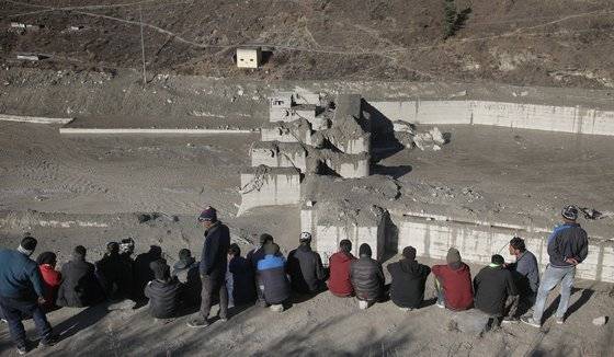 인도 북부 우타라칸드 주의 차몰리 지역 주민들이 2월 8일무너진 댐을 보고 있다. 이 댐은 전날 발생한 빙하홍수로 붕괴됐다. EPA=연합뉴스