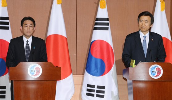 윤병세 외교부 장관(오른쫃)과 기시다 후미오(岸田文雄) 일본 외상이 2015년 일본군 위안부 문제 해결을 위한 회담 뒤 합의 내용을 발표하고 있다. 중앙 포토