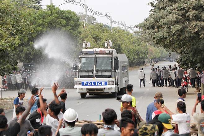 미얀마 만달레이에서 경찰이 쿠데타 반대 시위대를 향해 물대포를 발사하고 있다. 로이터연합뉴스