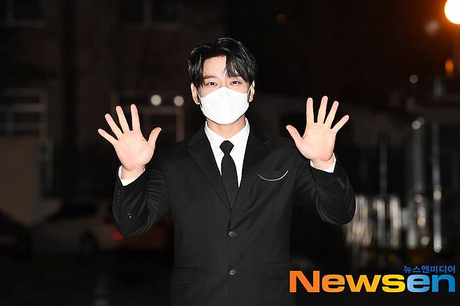 Singer Hwang Chi-yul is entering the broadcasting station to attend the live broadcast schedule of KBS 2TV Trot National Sports Festival held at KBS New Building in Yeouido-dong, Seoul Youngdeungpo District on the afternoon of February 20th.