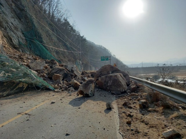 [영동=뉴시스] 인진연 기자 = 20일 오후 3시40분께 충북 영동군 양산면 원당리의 한 야산에서 낙석 100여t이 도로로 쏟아지는 산사태가 발생해 군과 도로관리사업소, 영동 경찰서 등에서 도로 안전 조치 후 복구를 진행하고 있다. (사진=영동군 제공) 2021.02.20  *재판매 및 DB 금지