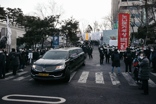 ▲ 서울대병원 장례식장에서 운구차가 출발하고 있다. ⓒ프레시안(최형락)