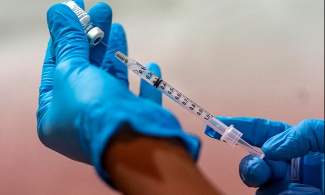 미국 뉴욕에서 의료진이 미국 화이자의 코로나19 백신을 주사기에 넣고 있다. 뉴욕=AP연합뉴스