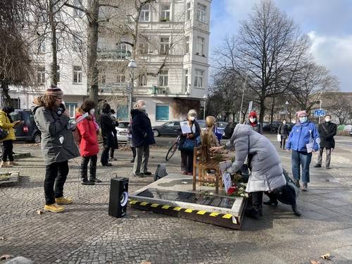 독일 시민단체, 베를린 평화의 소녀상 영구설치 논의 개시 등 촉구 (베를린=연합뉴스) 이 율 특파원 = 독일 시민단체 '오마스 게겐 레히츠'가 19일 베를린 평화의 소녀상 앞에서 집회를 열고, 독일 하나우에서 극우주의자가 벌인 무차별 총기난사 테러에 의한 희생자를 추모하는 한편, 소녀상의 영구설치를 위한 논의개시를 촉구했다. 2021.02.20