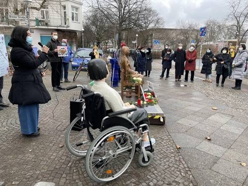 독일 시민단체, 평화의 소녀상 영구설치 논의 개시 등 촉구 (베를린=연합뉴스) 이 율 특파원 = 독일 시민단체 '오마스 게겐 레히츠'가 19일 베를린 평화의 소녀상 앞에서 집회를 열고, 독일 하나우에서 극우주의자가 벌인 무차별 총기 난사 테러에 의한 희생자를 추모하는 한편, 소녀상의 영구설치를 위한 논의개시를 촉구했다. 2021.02.20