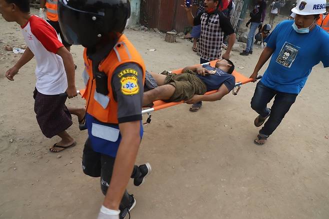 미얀마 경찰의 실탄사격으로 부상한 시위대 [미얀마 나우 트위터 캡처. 재판매 및 DB 금지]