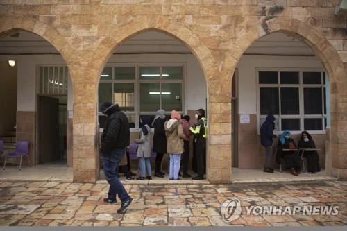 19일 예루살렘 구시가지에서 팔레스타인인들이 화이자 백신 접종을 기다리고 있다. [AP=연합뉴스]