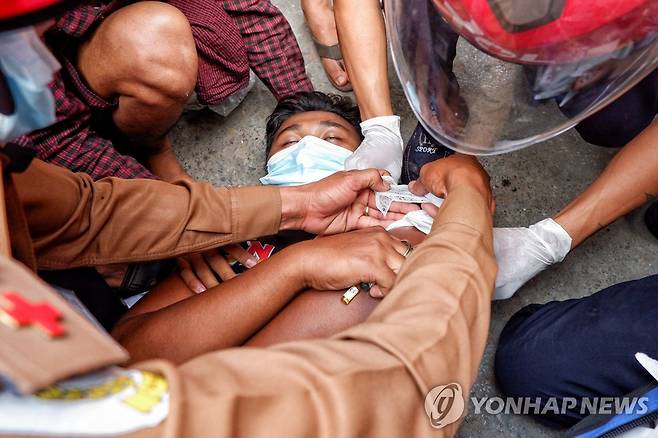 미얀마 군경의 고무탄 발포로 부상한 시위대 [만달레이 로이터=연합뉴스. 재판매 및 DB 금지]