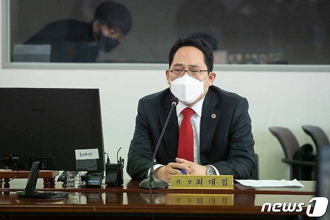 최대집 대한의사협회장이 20일 서울 용산구 의협회관에서 열린 대한의사협회·16개 시도의사회장단 회의에서 모두발언을 하고 있다. 2021.2.20/뉴스1 © News1 유승관 기자