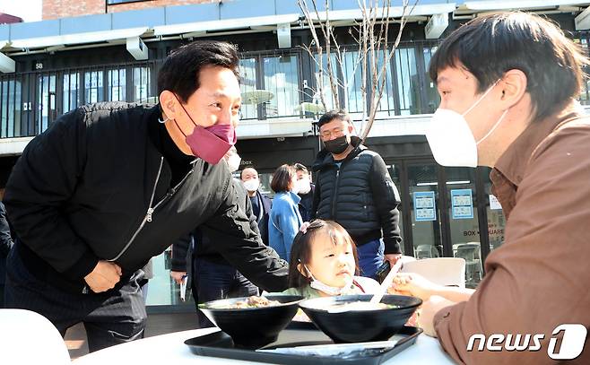 오세훈 국민의힘 서울시장 예비후보가 21일 서울 서대문구 이화여대 앞 상가를 방문해 외출나온 시민들과 인사하고 있다. 2021.2.21/뉴스1 © News1 박세연 기자