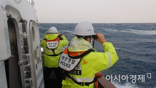 사진은 20일 포항해양경찰서 구조대원들이 경주시 감포 앞 바다에서 전복사고를 당한 홍게잡이 어선 실종 선원에 대한 수색작업을 하고 있는 모습.