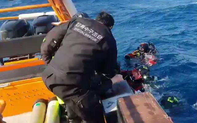 경북 포항해양경찰서 구조대원이 배 안에 갇히고 40시간만에 극적 구조된 거룡호 선원 류모(오른쪽)씨를 건져 올리고 있다. 포항해양경찰서 제공