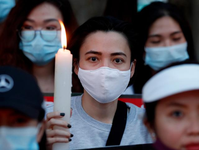 20일 밤 미얀마 시민들이 양곤 미국 대사관 앞에서 촛불을 밝히고 있다. 양곤=EPA 연합뉴스