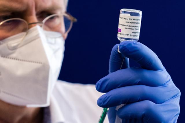 한 의료종사자가 독일 동부 할레 지역의 한 병원에서 아스트라제네카 코로나19 백신을 주사기에 넣고 있다. 할레(독일)=AFP 연합뉴스
